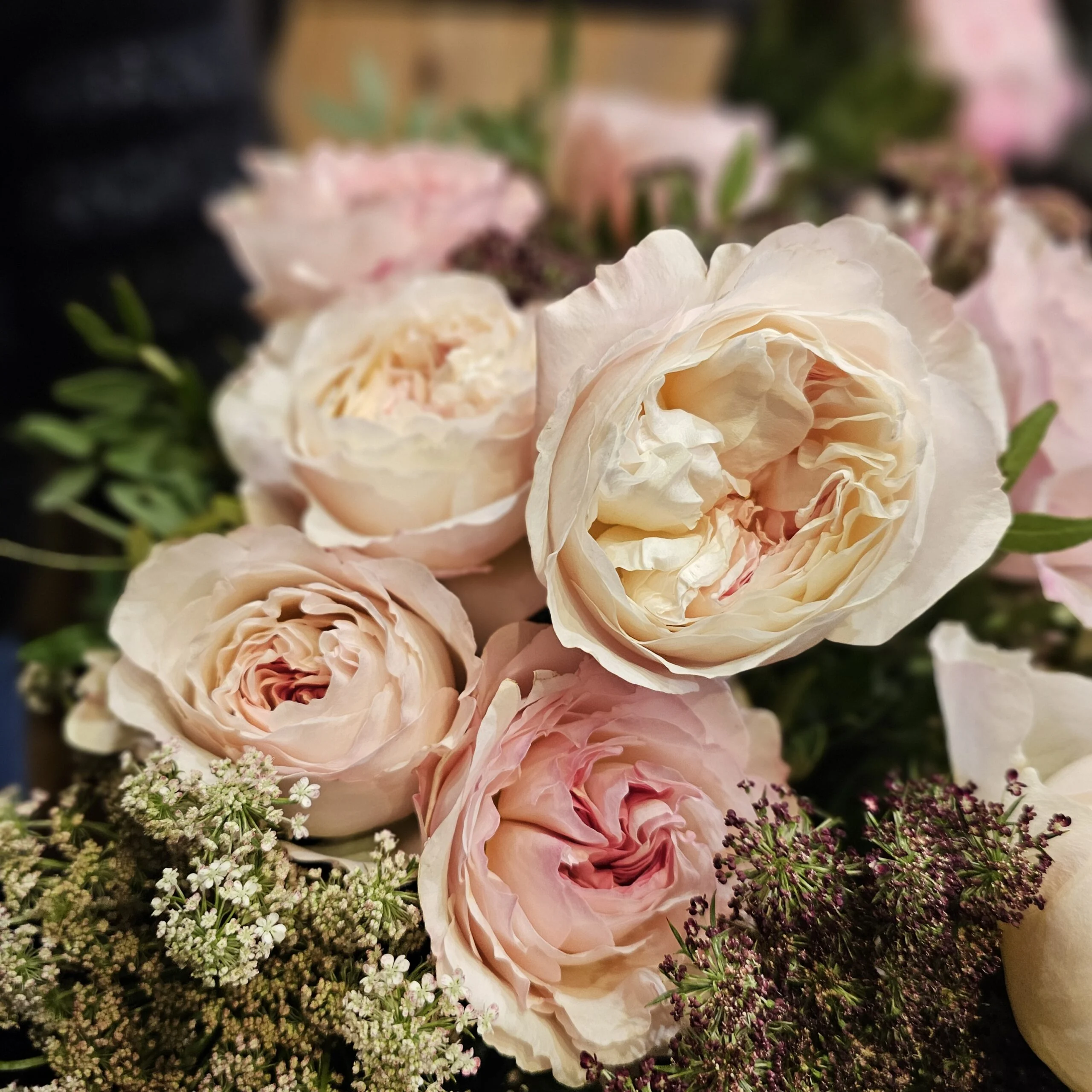Roses anglaises rose poudré et petites fleurs des champs