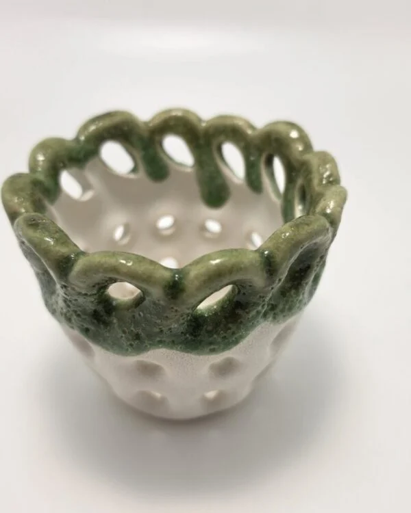Cache pot ajouré vert et blanc – Image 1