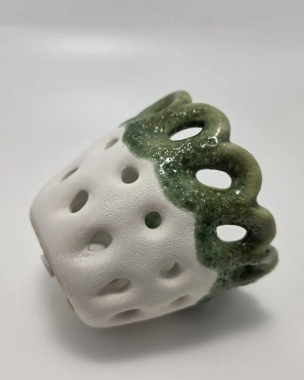 Cache pot ajouré vert et blanc – Image 2
