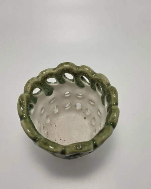 Cache pot ajouré vert et blanc – Image 3