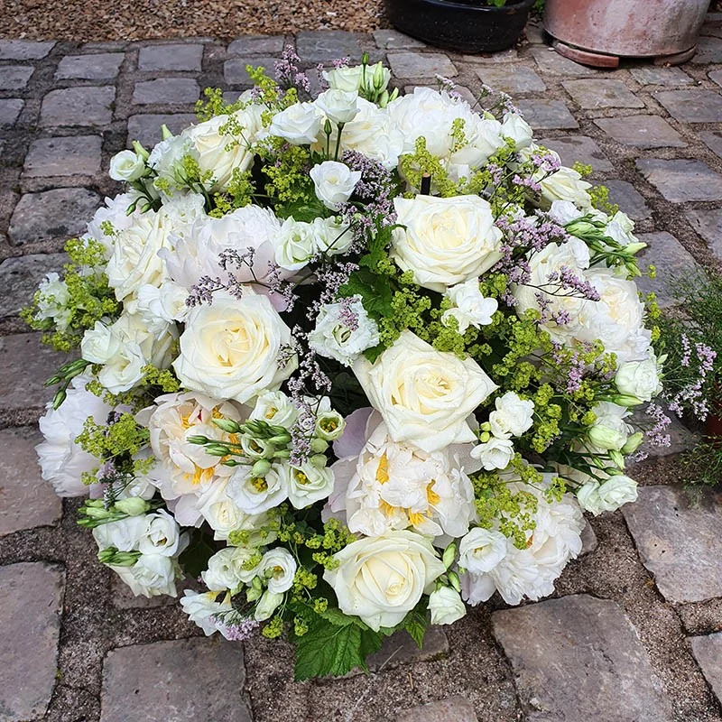 Coussin de deuil rond en roses blanches et fleurs blanches